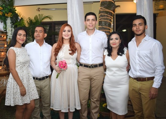 Los novios junto a la familia de Jensy, Sofía Azucena, Joaquín Azucena, Evelyn Henríquez de Azucena y Joshua Azucena