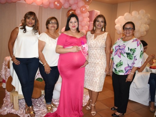 Cinthya Velásquez, Miriam Maradiaga, Abby Pamela Montoya de Cáceres, Patricia Velásquez y Flor Alvarenga