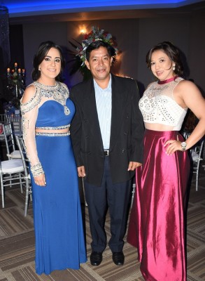 Dariana Alvarenga, Alex Jovel y Adriana Hernández