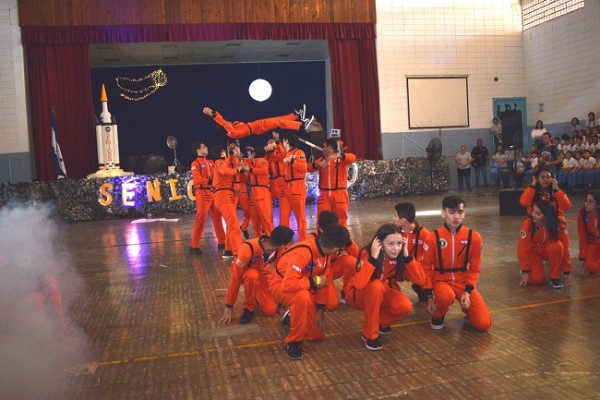 En un escenario decorado con elementos que sugerían un viaje espacial de La Nasa, los seniors de la Escuela Bilingüe Valle de Sula posaron para Farah La Revista.