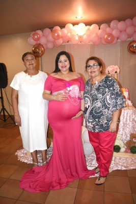 La abuela materna, Nelmy Motiño de Montoya, Abby Pamela Montoya de Cáceres y su suegra, Chely Navarro de Cáceres