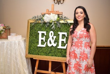 Eugenia Handal se acerca al altar