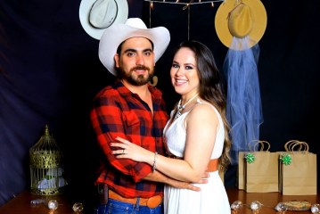 Juan Jaar y Tania Guzmán despiden su soltería al estilo vaquero