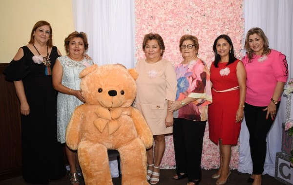 Las oferentes del baby shower, Azucena Reichardt, Dalia e Iris Juárez, Orfilia de Juárez, Irma Tábora y Lourdes de Juárez