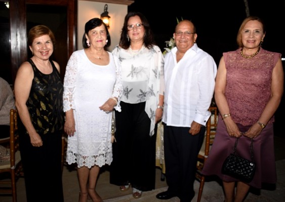 Ligia Inestroza, Ada de Pascua, Margarita y Mario Duarte, junto a Sandra de Matute