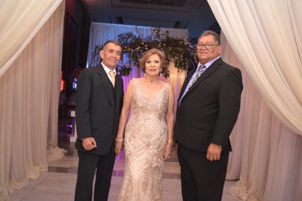 Los abuelos de Mónica, Reinerio Villeda, Reyna de Villeda y Eduardo Morales, compartieron con su princesa una linda noche.