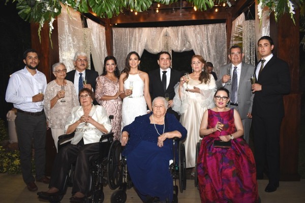 Los recién casados acompañados de sus padres, hermanos y abuelas, en una imagen del recuerdo.