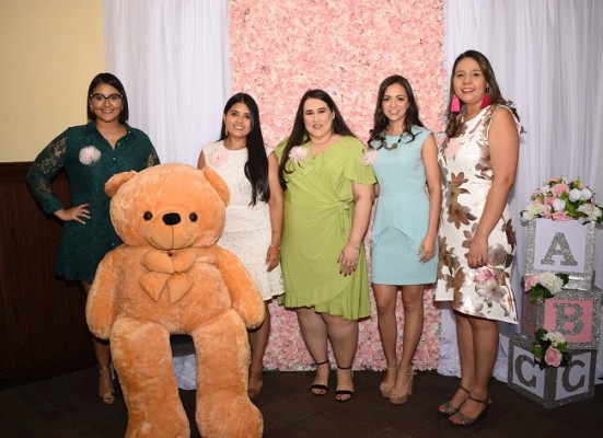 Melissa Midence, Natalia Escobar, Sandra Altamirano, Marcela de Ferraro y Delia López, oferentes del baby shower
