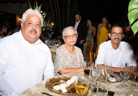 Tomas García, la abuela materna de la novia, Mary Glynn y Gustavo García