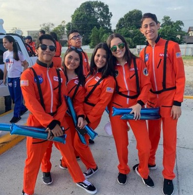 Vestidos de vibrante color naranja, los seniors de la Escuela Bilingüe Valle de Sula, estelarizaron a la perfección la temática de su entrada triunfal 2020