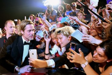 Brad Pitt causa furor a su paso por la alfombra roja en Venecia