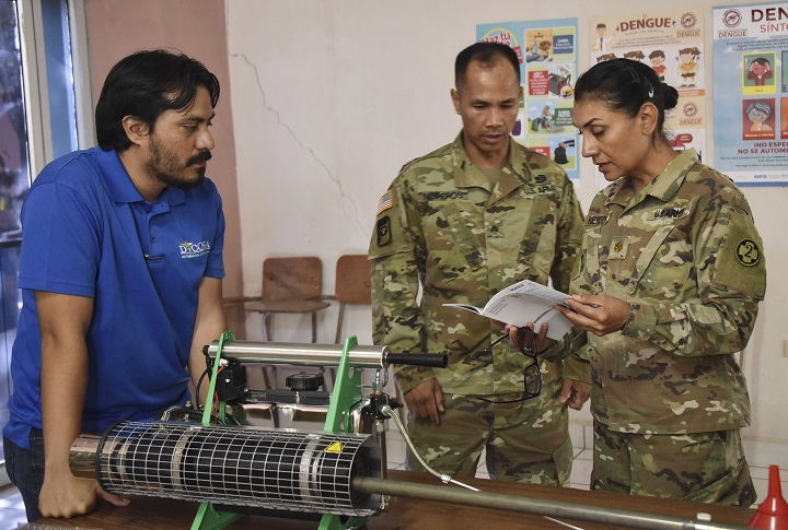 Fuerza de Tarea Conjunta Bravo con apoyo de la USAID dona equipo para el combate del dengue en Comayagua