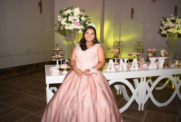 Ana Carolina celebra sus 15 años entre flores y sonrisas