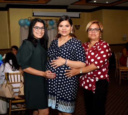 Arely Pereira, Arlin Pereira y su madre, Lourdes Pereira