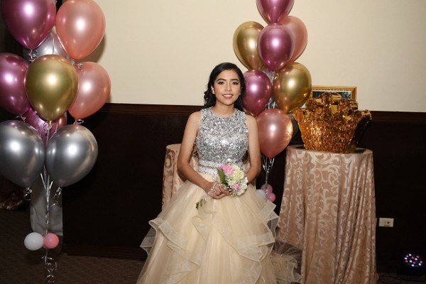 Ashley Valeria Aguilar en su fiesta de quinceañera de inspiración rose gold