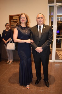 El alcalde de San Pedro Sula, Armando Calidonio junto a su esposa Karen de Calidonio.
