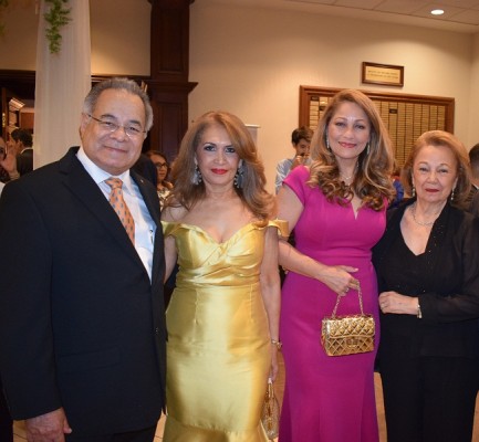 El coordinador de la premier de “Tía Mame”, German Salinas junto a su esposa Iris de Salinas, Ybis Zelaya y Martha Valenzuela.