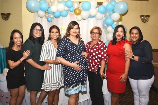 Familiares y amistades de Arlin Pereira le acompañaron en su especial baby shower