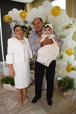La preciosa Isabella Victoria Rodríguez Sánchez con sus abuelos maternos, Irma Flores y Alfredo Sánchez