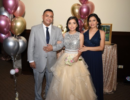 La preciosa quinceañera, Ashly Valeria Aguilar Alvarado, junto a sus padres, Alexander Aguilar y Brenda Alvarado