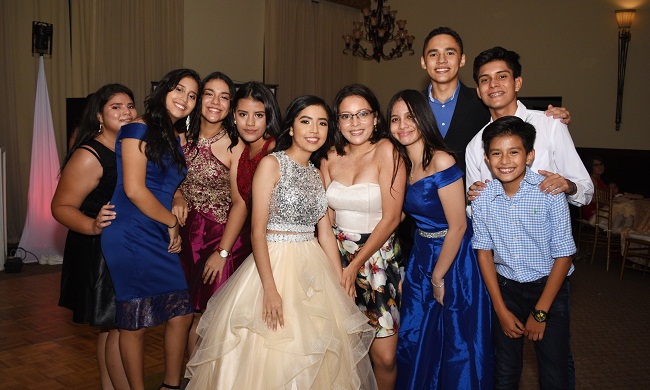 Ashly brilla en su noche de quinceañera