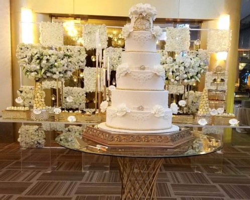 Los novios compartieron su exquisito pastel de bodas con sus invitados provenientes del interior del país y diversas partes del mundo