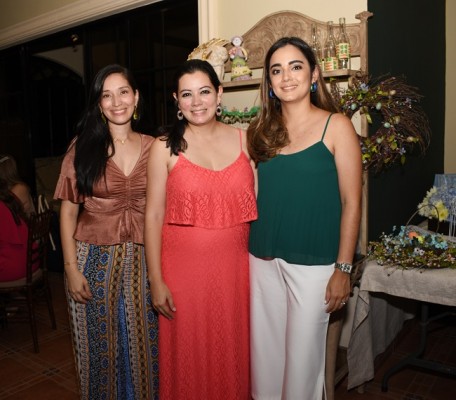 Mariela Rápalo, Johana Flores y Alicia Chahín