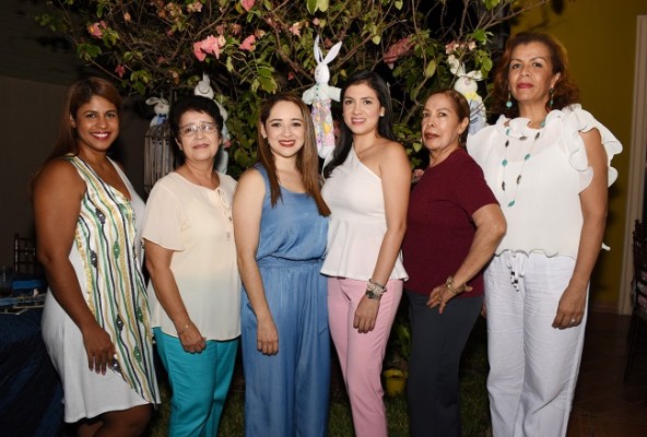 Pamela Galindo, Velia Ocampo, Velia Núñez, Marissa Trigueros, Amelia Fortín de Murillo y Maiela Pineda de Rivera