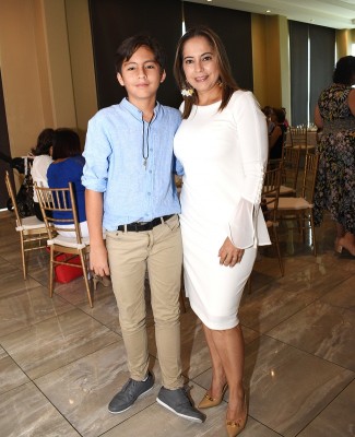 Sandra Mata y su hijo