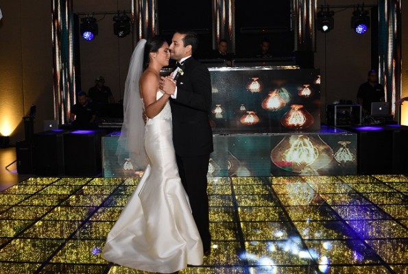Sara Alicia y Héctor bailaron su primer vals como esposos