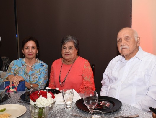 Antonina Castillo, y los padres del cumpleañero, Carmen de Lanza y Kike Lanza