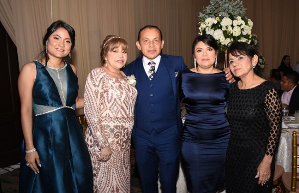 Cinthia Pineda, Hilda Zelaya, Wilfredo Zelaya, Patty Zelaya y Blanca Zavala