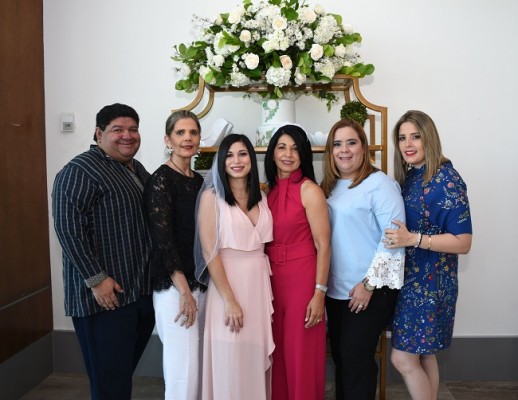 Con parte de oferentes del festejo: Camilo Mejía, Victoria Pineda, Patricia Alejandra Zúniga, Digna de Núñez, Belinda de Zelaya y Alejandra de Hall