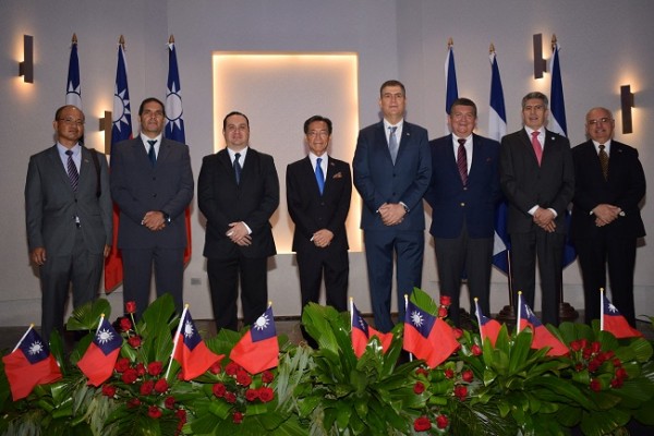 El Cónsul Benito Liao junto a los miembros de la Asociación del Cuerpo Consular Sampedrano