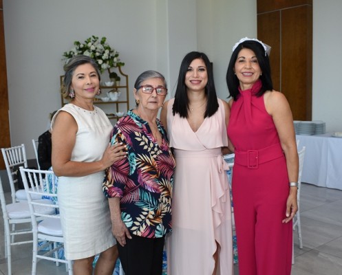Irazema Muñoz, Antonia de Muñoz, Patricia Alejandra Zúniga y su madre, Digna de Núñez