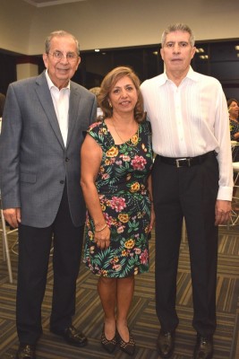 José Francisco Saybe junto a Maribel y Gilberto Limón, cónsul de México.