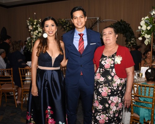 La madre del novio, María Luisa Ferrufino, junto a sus nietos, Pedro Joel Ferrufino y Lesly Ferrufino