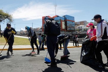 Los propios manifestantes inician limpieza masiva de calles en Ecuador