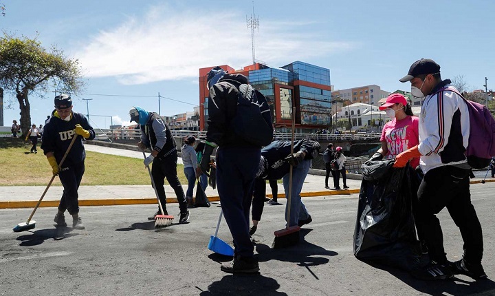 Los propios manifestantes inician limpieza masiva de calles en Ecuador