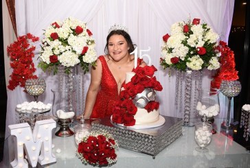 Rosas rojas para una radiante quinceañera