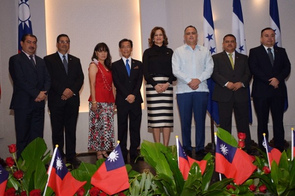 Parte de los invitados especiales junto al Cónsul Honorario de China Taiwán, Benito Liao y su esposa.