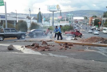 Policía disuelve protestas de pequeños grupos que exigen la salida del presidente Hernández