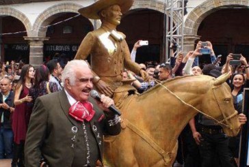 Vicente Fernández devela una estatua en su honor y las redes no perdonan el poco parecido