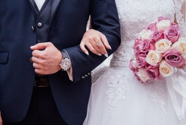 Un sacerdote declara por error ‘marido y mujer’ a los padrinos de la boda