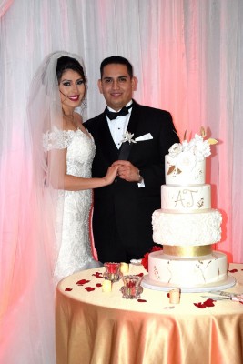 Allison y José Ramón compartieron con sus selectos invitados el exquisito pastel de bodas elaborado por Signature Cakes