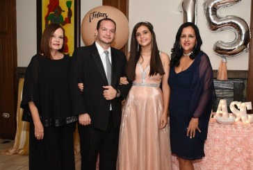 Noche color de rosa en los 15 de Andrea Sofía