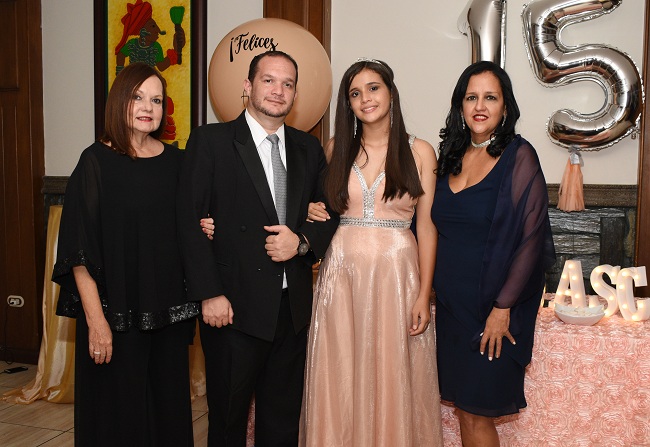 Noche color de rosa en los 15 de Andrea Sofía