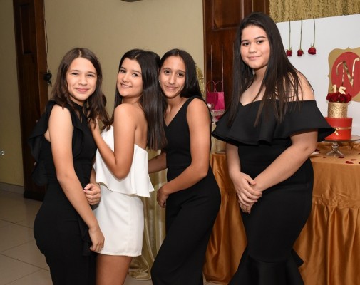 Claudia Flores, Ariana Arriaga, Emilia Carreon y Ángel Bono