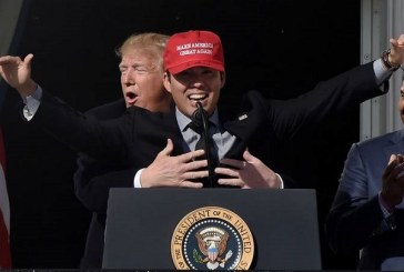 Trump recrea el icónico momento de ‘Titanic’, al abrazar a una estrella del béisbol (+Video)