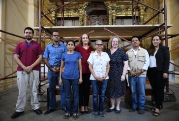 Colleen Hoey presenta premio del Fondo de los Embajadores para la preservación cultural de Honduras